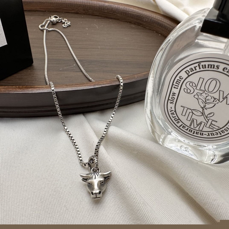 G*u*i necklaces